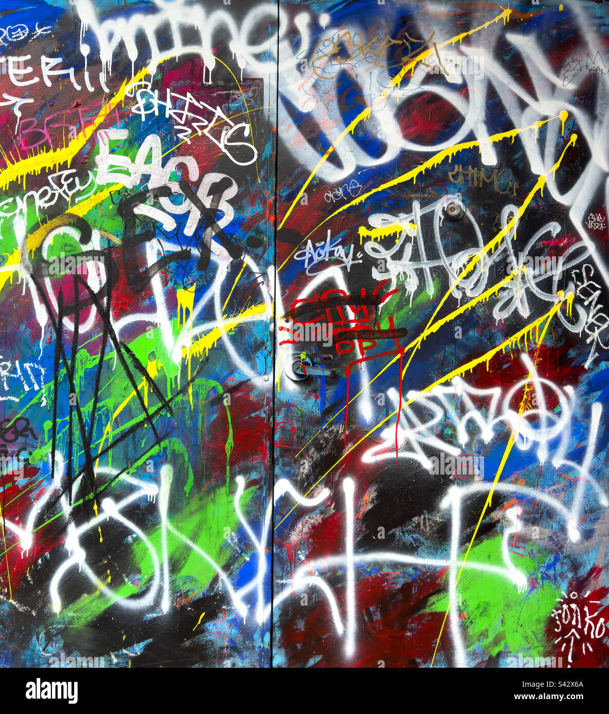 The Vandalizer グラフィティ写真集 Vandalized wall hi-res stock photography and images - Alamy
