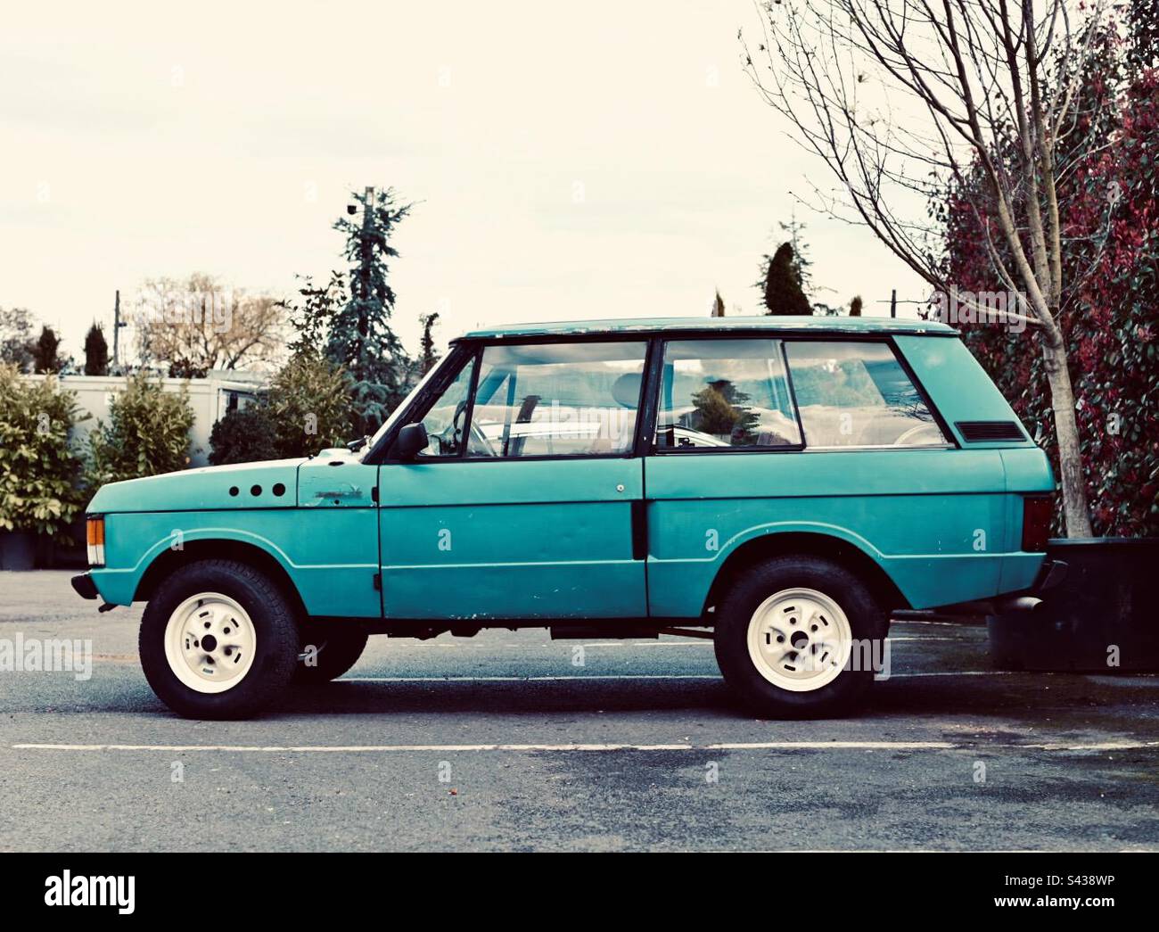 A 2 door Range Rover classic in an unusual blue colour Stock Photo