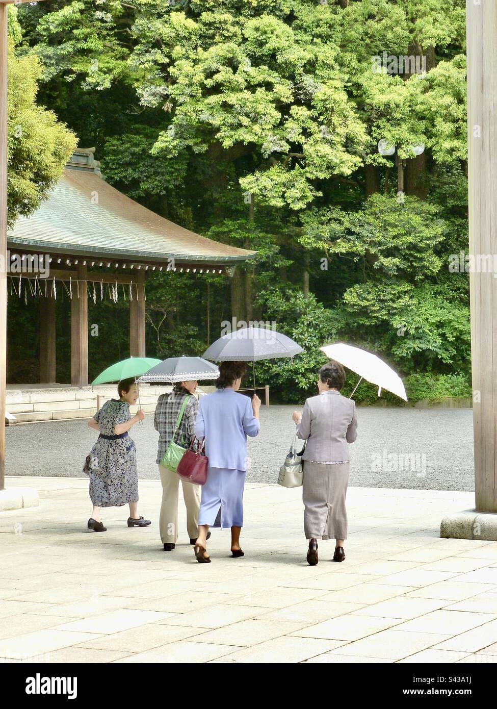 Japanese women with umbrella hi-res stock photography and images - Alamy