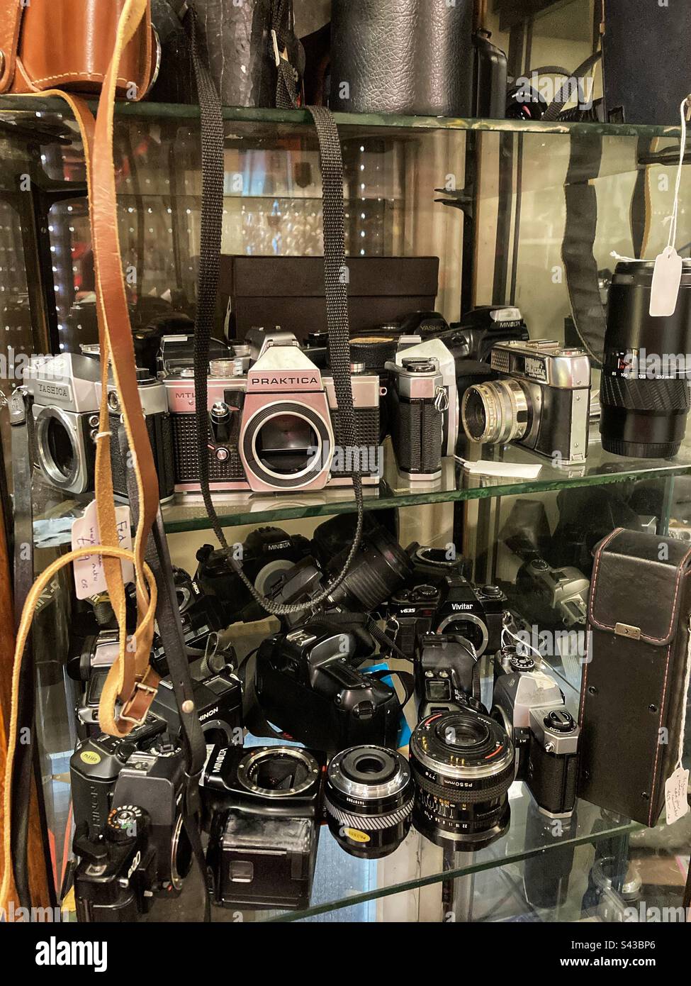 Salisbury, UK. 12th April 2023. Vintage cameras on display in an antiques shop in Salisbury, Wiltshire, UK. Credit:Katie Collins/Stockimo - Smartphone Captured Stock Image