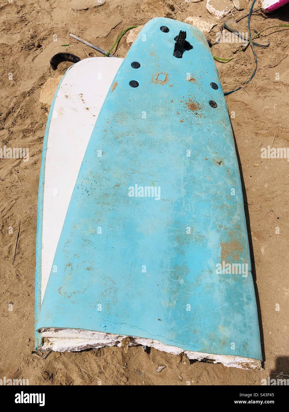 Broken surfboard hires stock photography and images Alamy