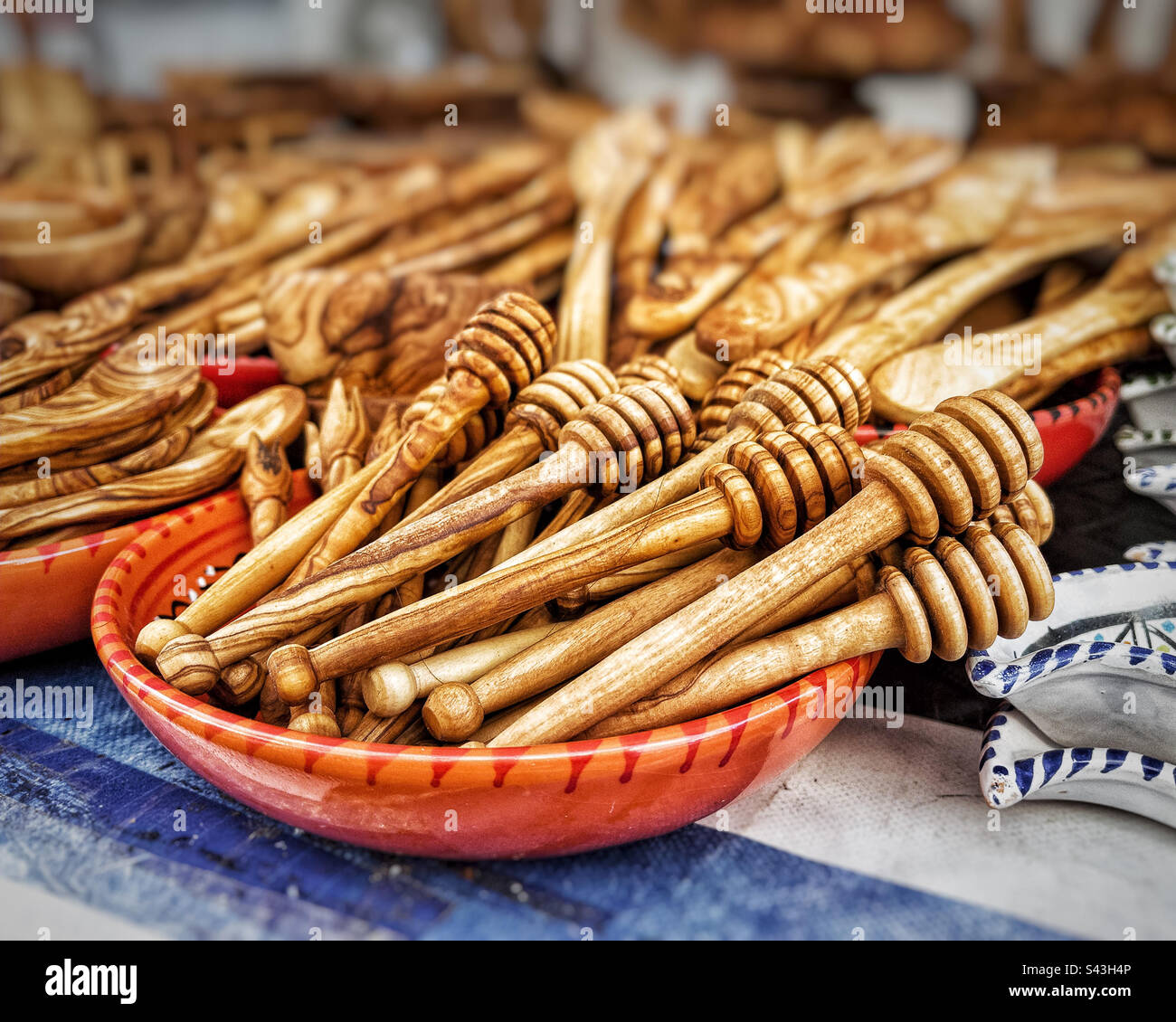 Bowl full of honey dippers, kitchen utensils for collecting viscous liquid Stock Photo Alamy