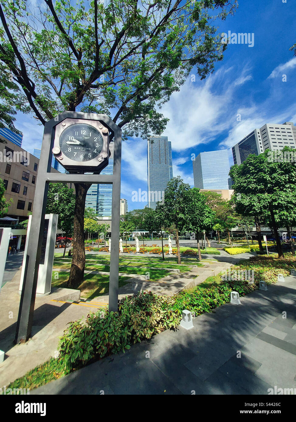 Bonifacio High Street Metro Manila l -BGC - Greenery Park - Daytime in the City Stock Photo