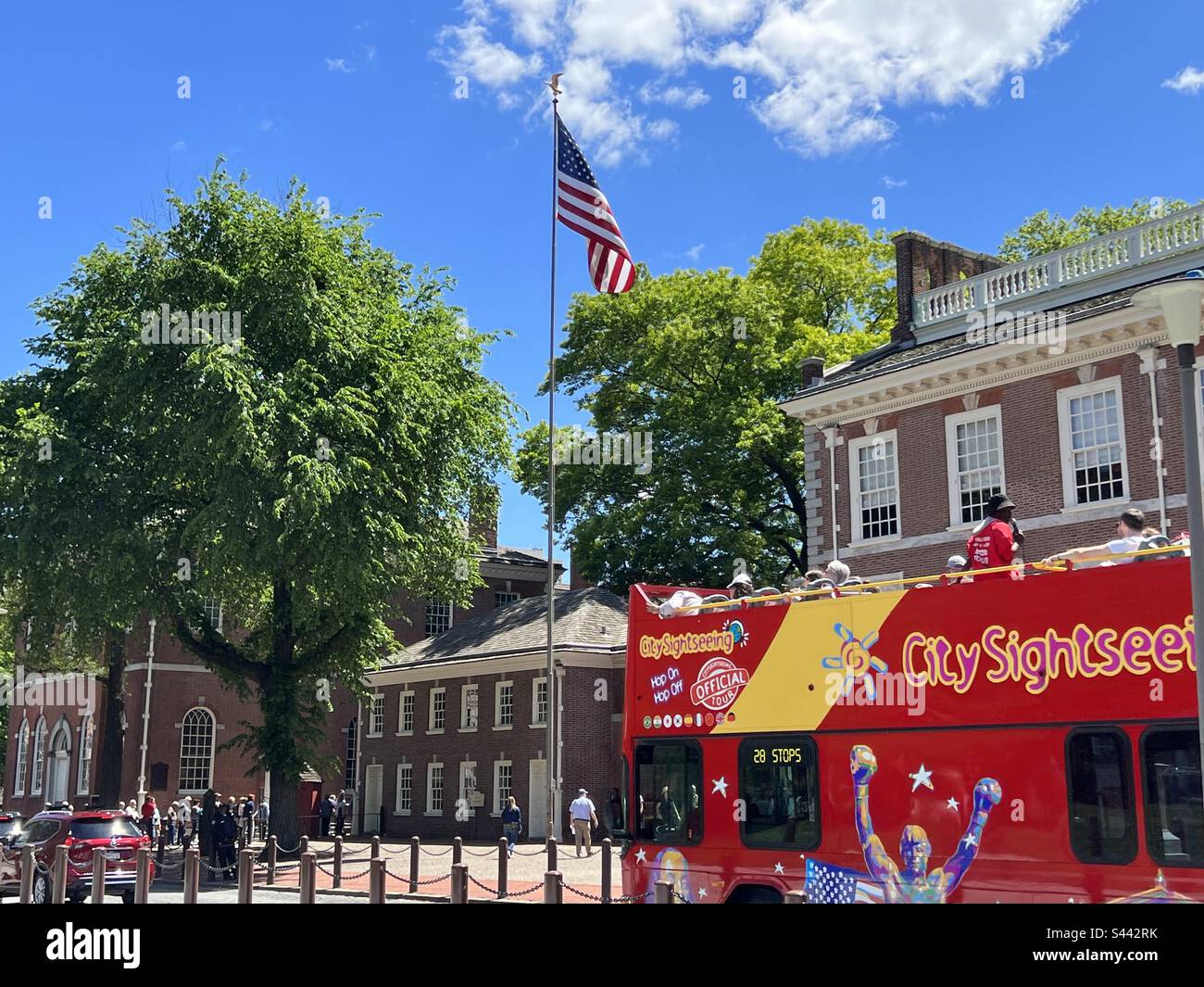 City sightseer bus stops outside Independence Hall, Philadelphia Stock