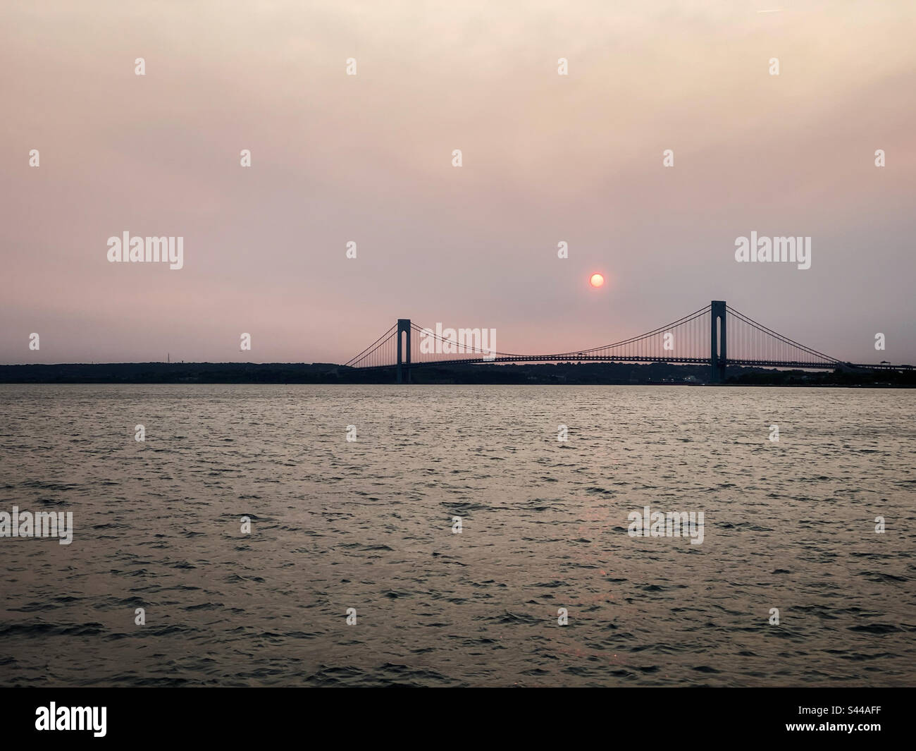 Sunset over the Verrazzano-Narrows bridge in New York City Stock Photo