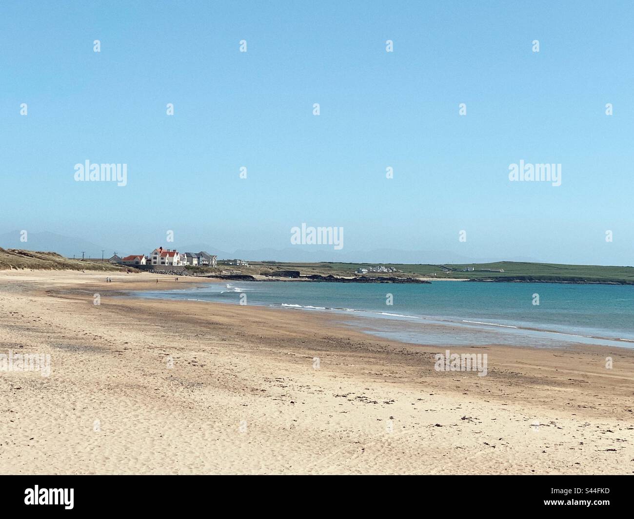 Traeth llydan in Rhosneigr the week before May bank holiday on a glorious sunny day 2023. - Smartphone Captured Stock Image