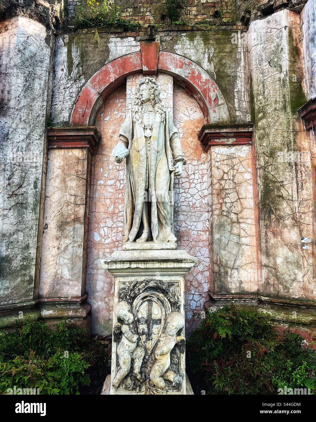 The statue of Robert Clayton stands at the entrance to the North Wing of St Thomas' Hospital, Lambeth, London. The sculptor was Grinling Gibbons, and the statue was executed around 1700–1714. - Smartphone Captured Stock Image