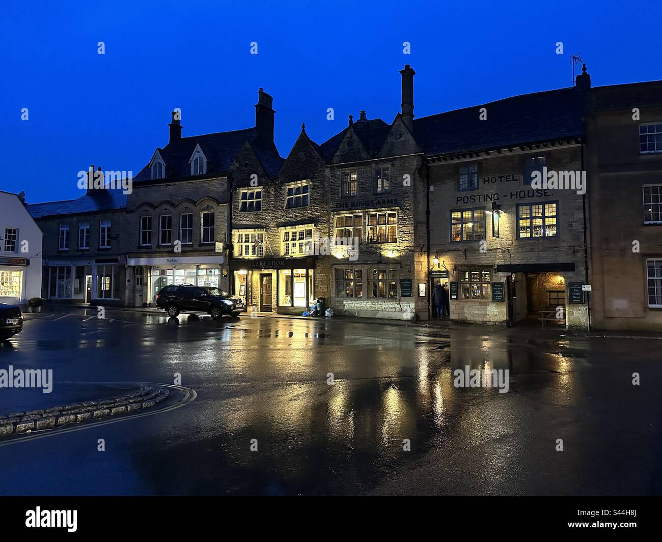 Market square and the Kings Arms hotel in Stow on the Wold at night Stock Photo