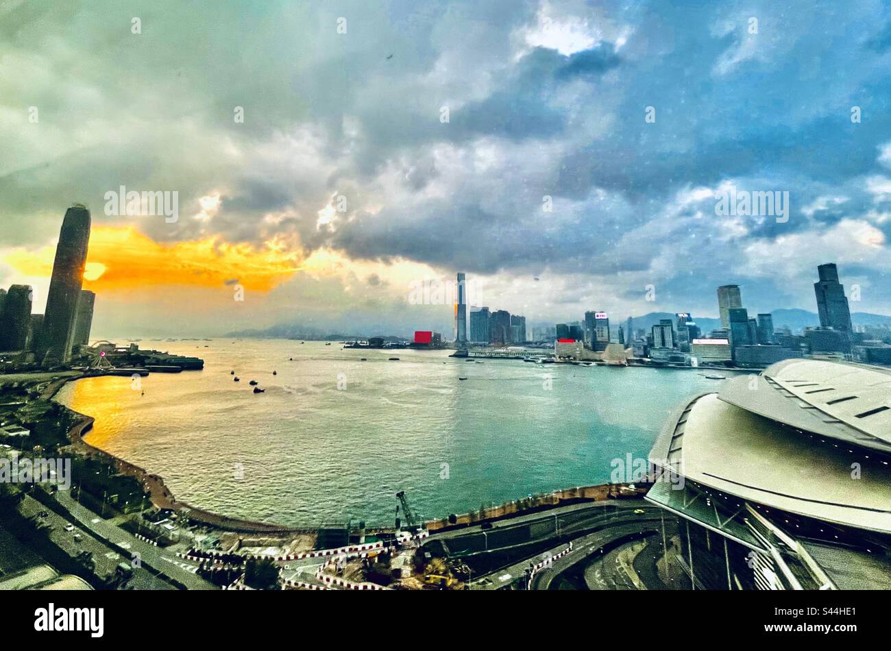 Victoria harbour hong kong sunset hi-res stock photography and images ...