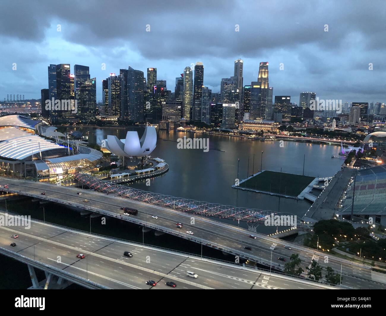 Singapore skyline clouds hi-res stock photography and images - Alamy