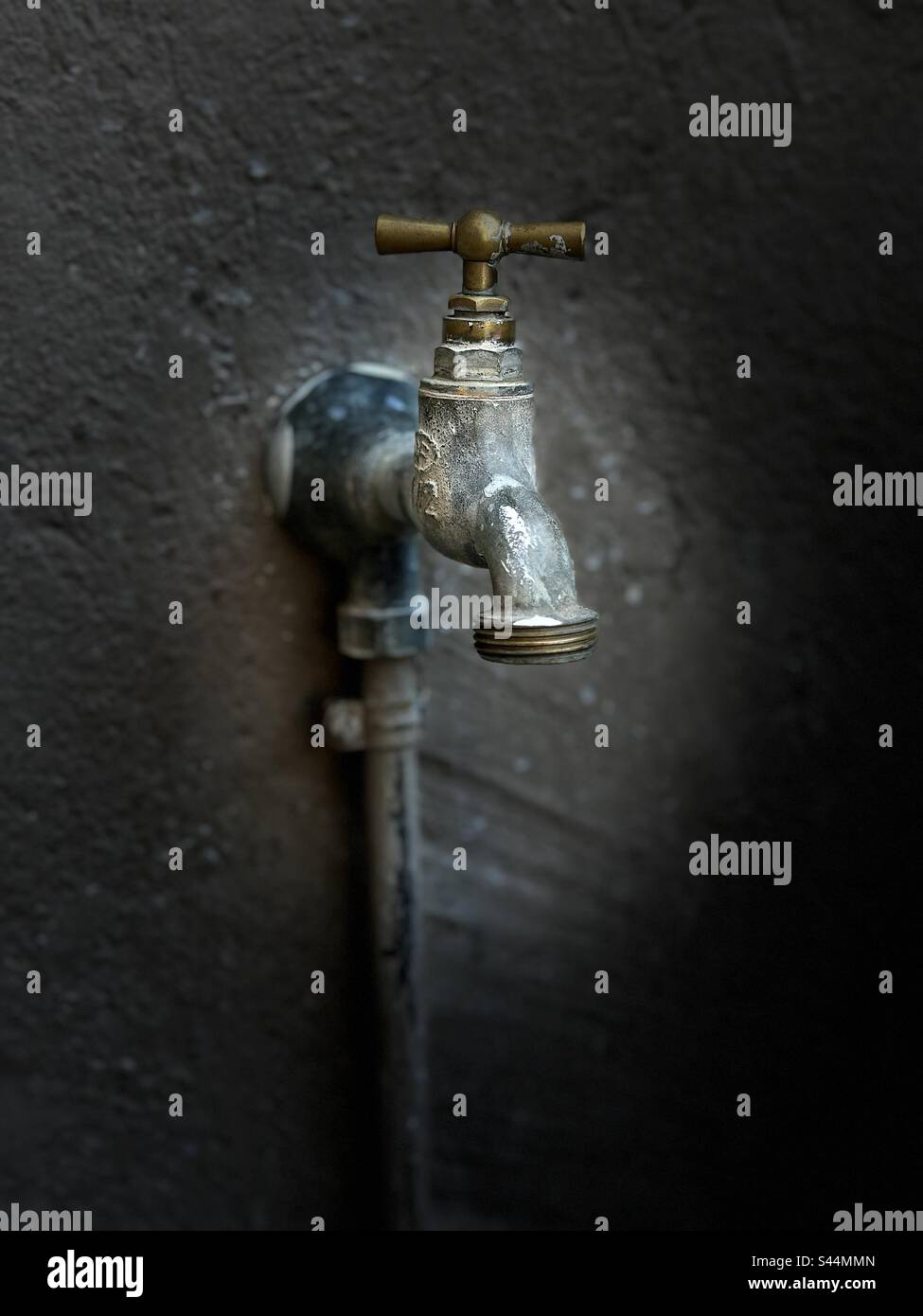 Robinet donnant accès à l’eau courante - Water tap close Stock Photo