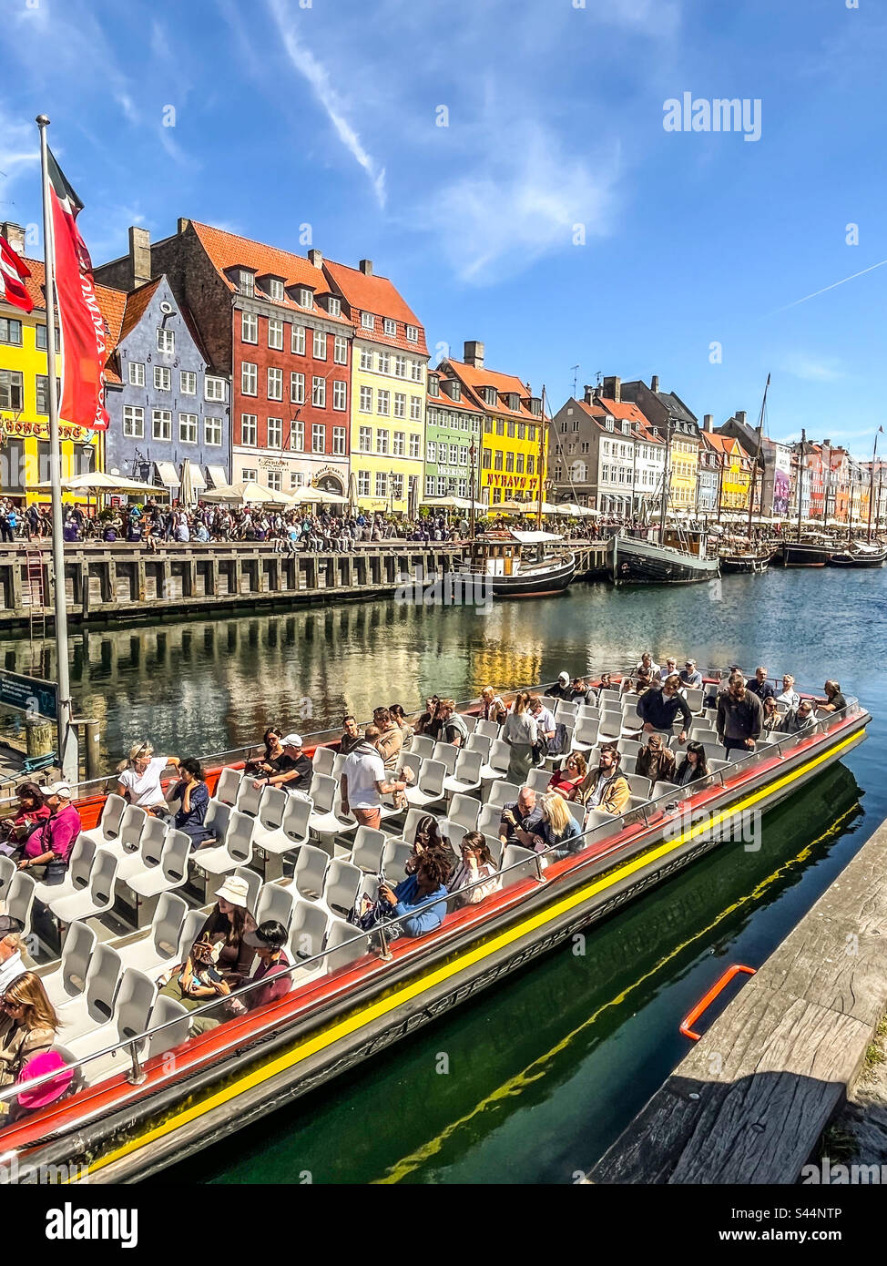Full tourist boat hi-res stock photography and images - Alamy