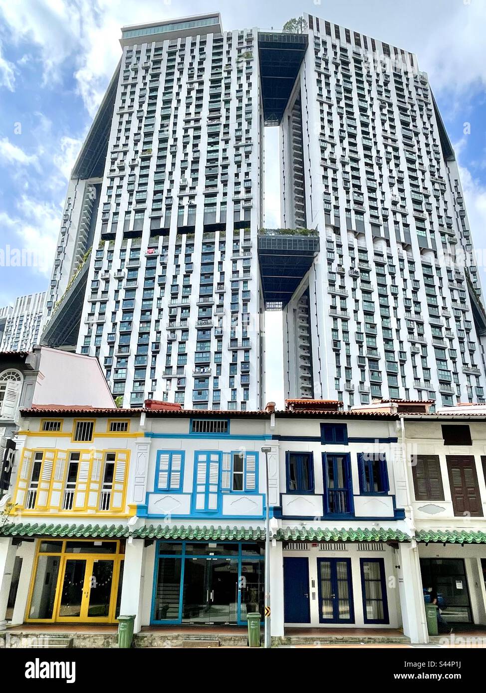 Contrasting architecture of decorative Shophouses and Pinnacle@Duxton residential towers Tanjong Pagar Singapore Stock Photo