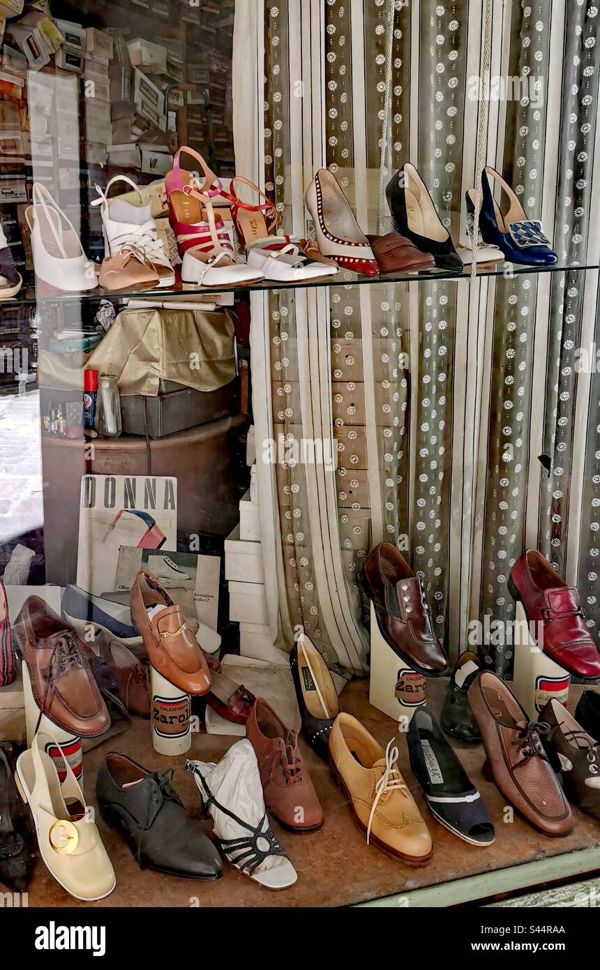 Women shoes shop window hi-res stock photography and images - Alamy