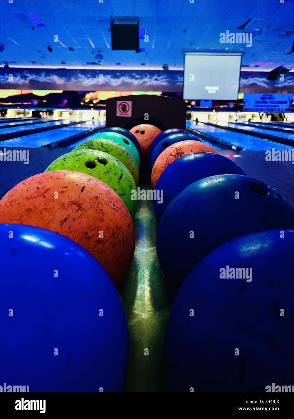 Saturday Night Bowling Stock Photo Alamy saturday-night-bowling-stock-photo-alamy
