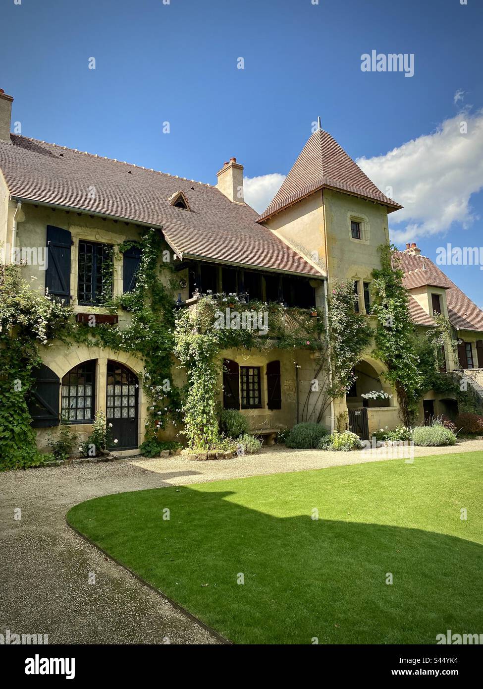 View of a flowery country house. Photo taken in France in August 2021 Stock Photo