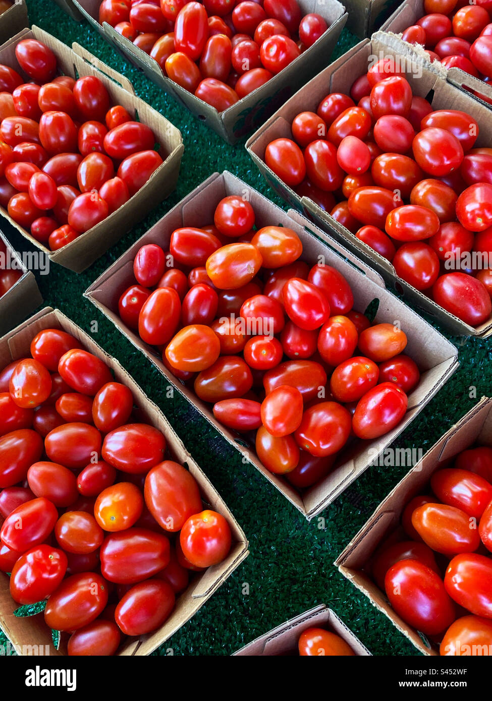 Tomato Cherry Ripe Ripe cherry tomatoes hi-res stock photography and images - Alamy
