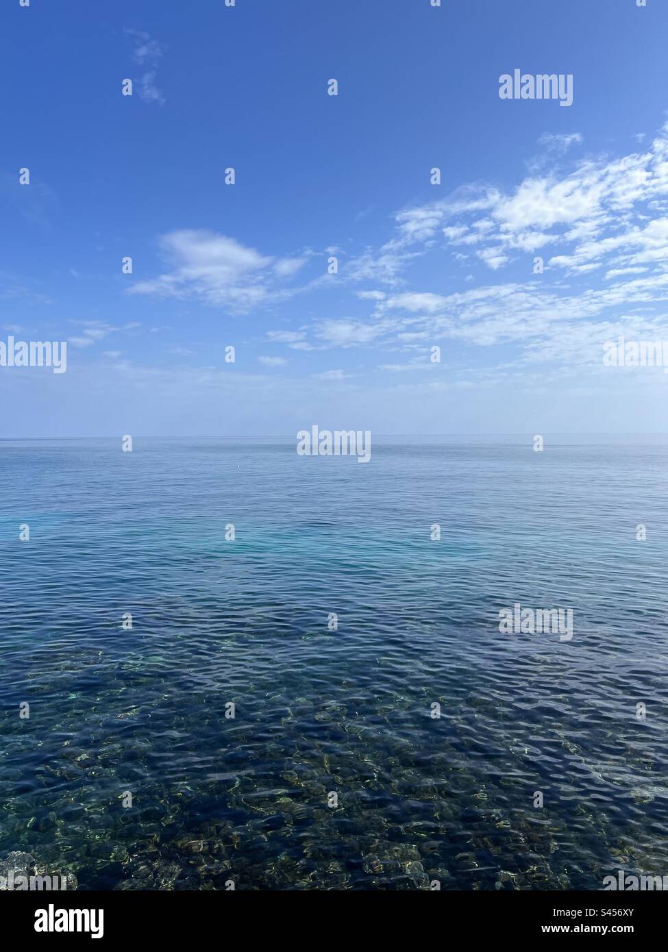 Calm sea horizon hi-res stock photography and images - Alamy