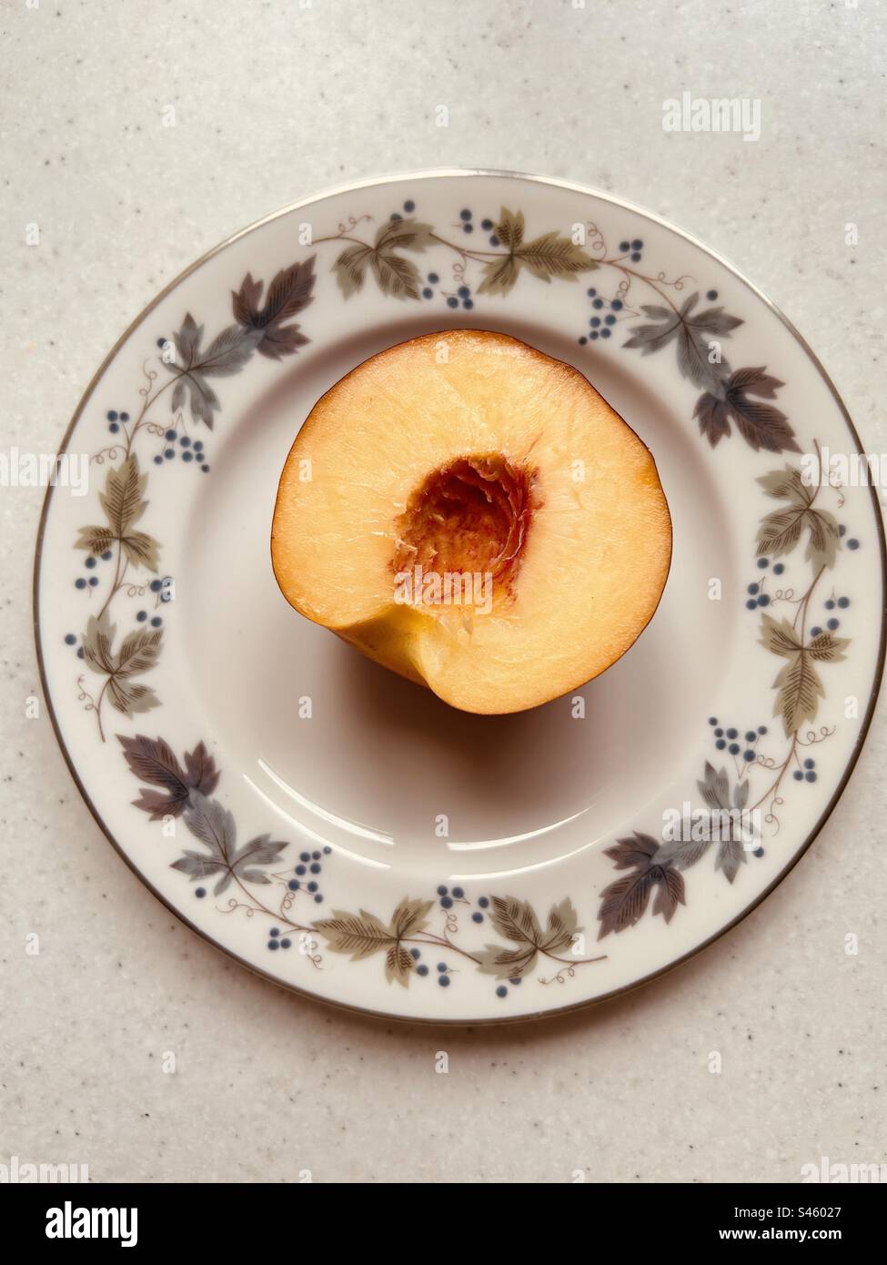 https://c8.alamy.com/comp/S46027/half-nectarine-on-royal-doulton-burgundy-plate-ready-to-eat-S46027.jpg