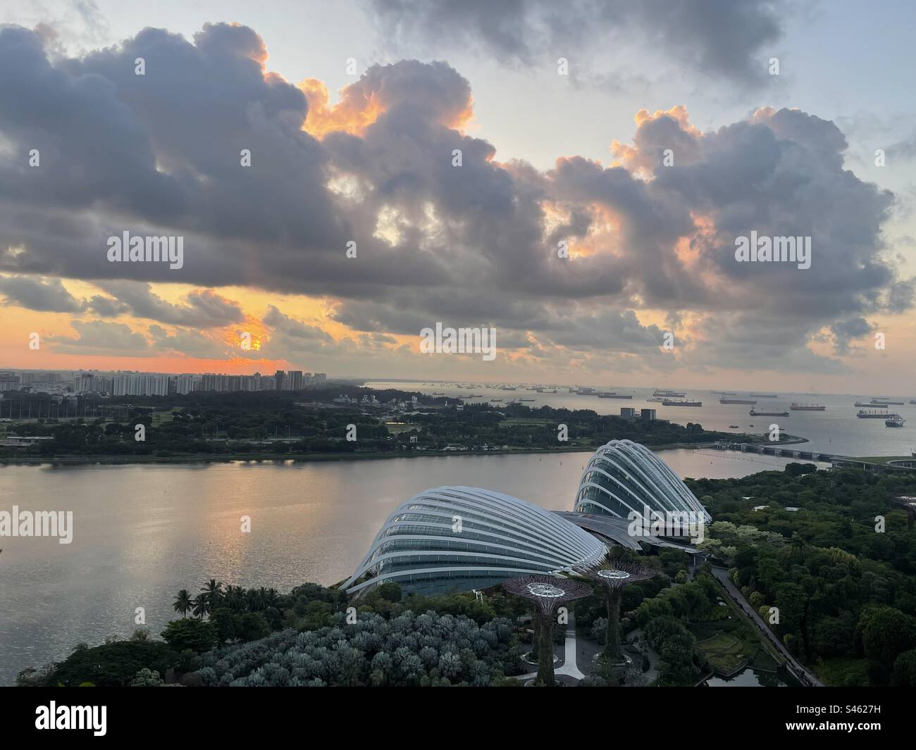 Gardens by the bay singapore sunset hi-res stock photography and images ...