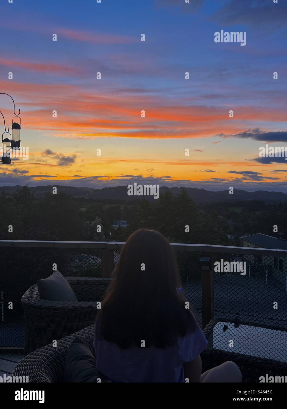 Girl watching sunset hi-res stock photography and images - Alamy