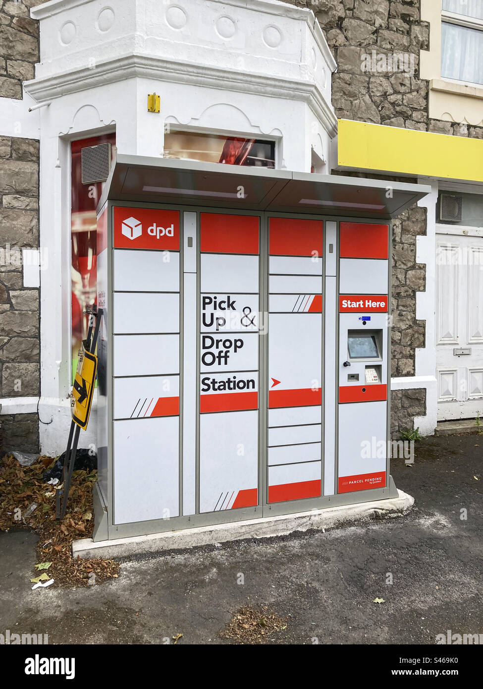 Parcel pickup hi-res stock photography and images - Alamy