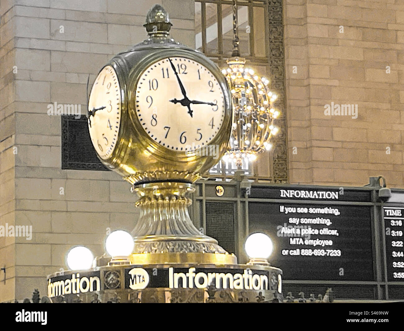 The huge four sided clock at the information kiosk in the grand Concourse of Grand Central terminal, 2023, New York City, USA - Smartphone Captured Stock Image