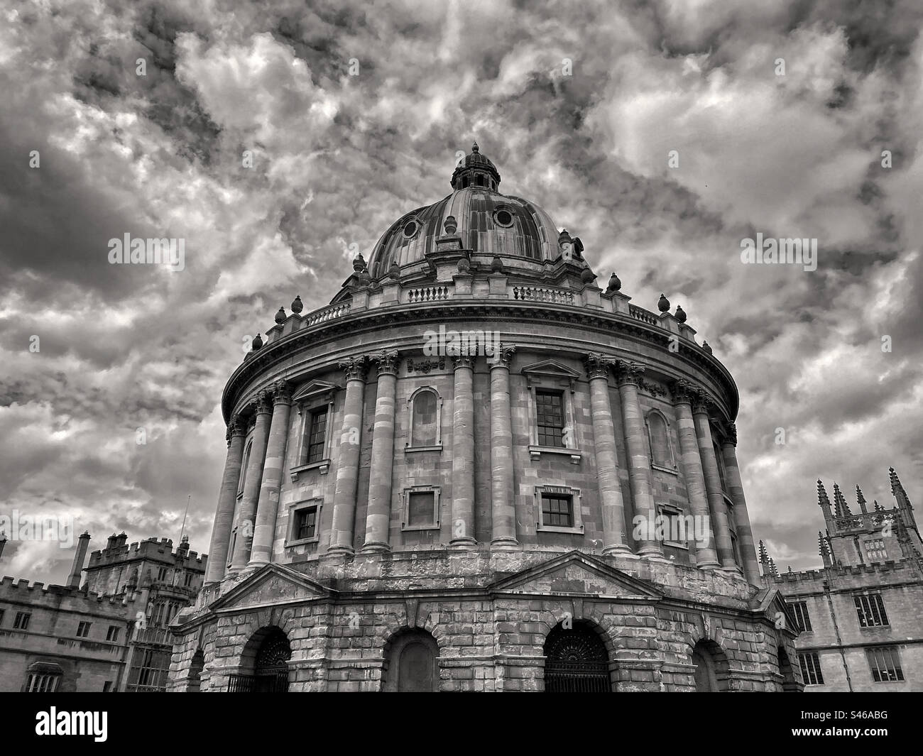The circular Radcliffe Camera building in Oxford, England. One of the most famous pieces of architecture in Oxford. Not a camera - but a library used by the University students. Photo©️COLIN HOSKINS. - Smartphone Captured Stock Image