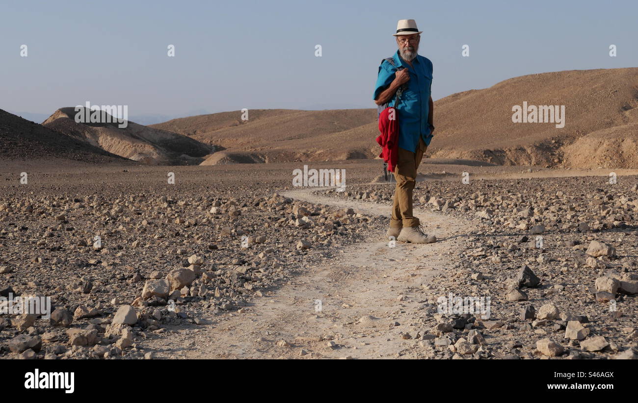 Walking man in desert hi-res stock photography and images - Alamy