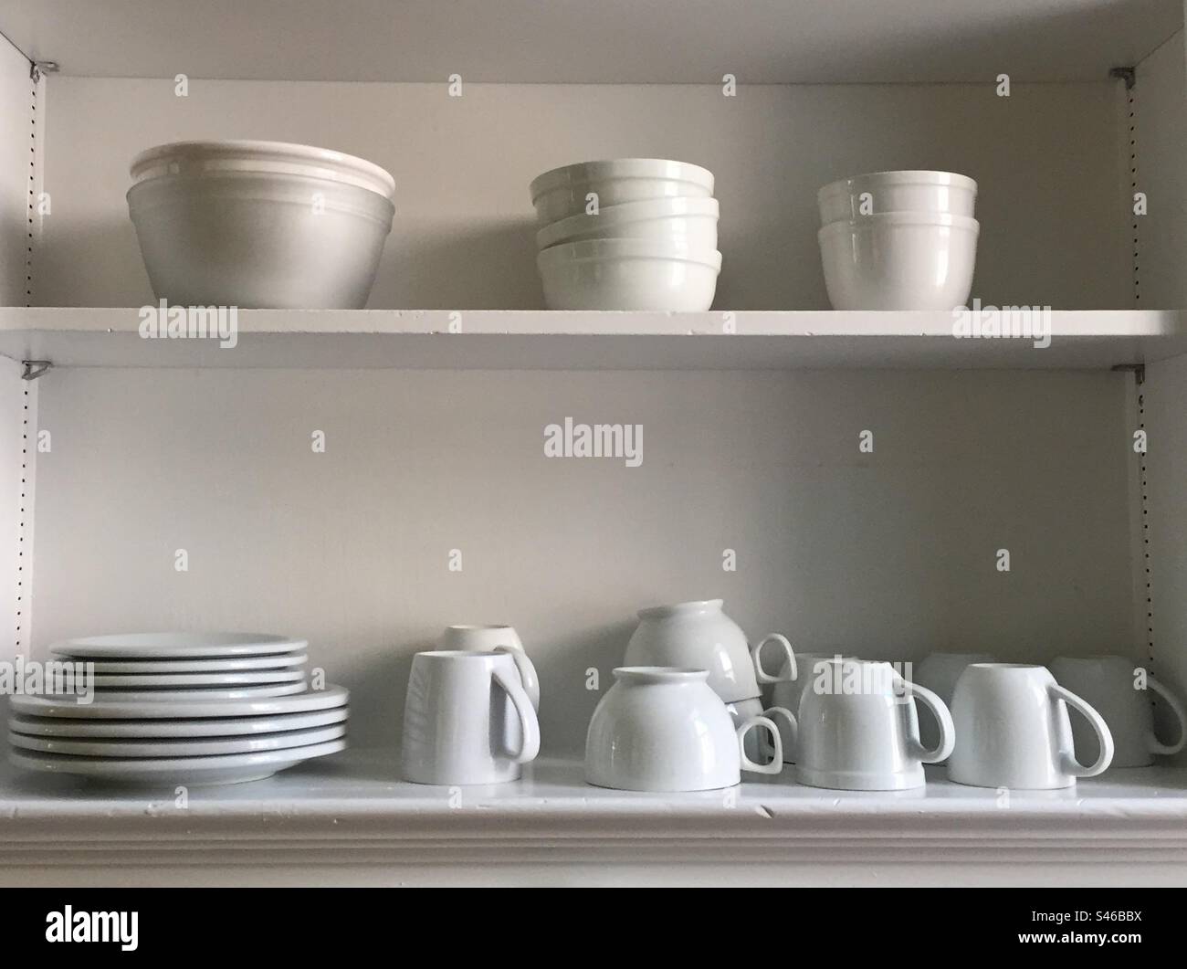 White dishes plates hi-res stock photography and images - Alamy