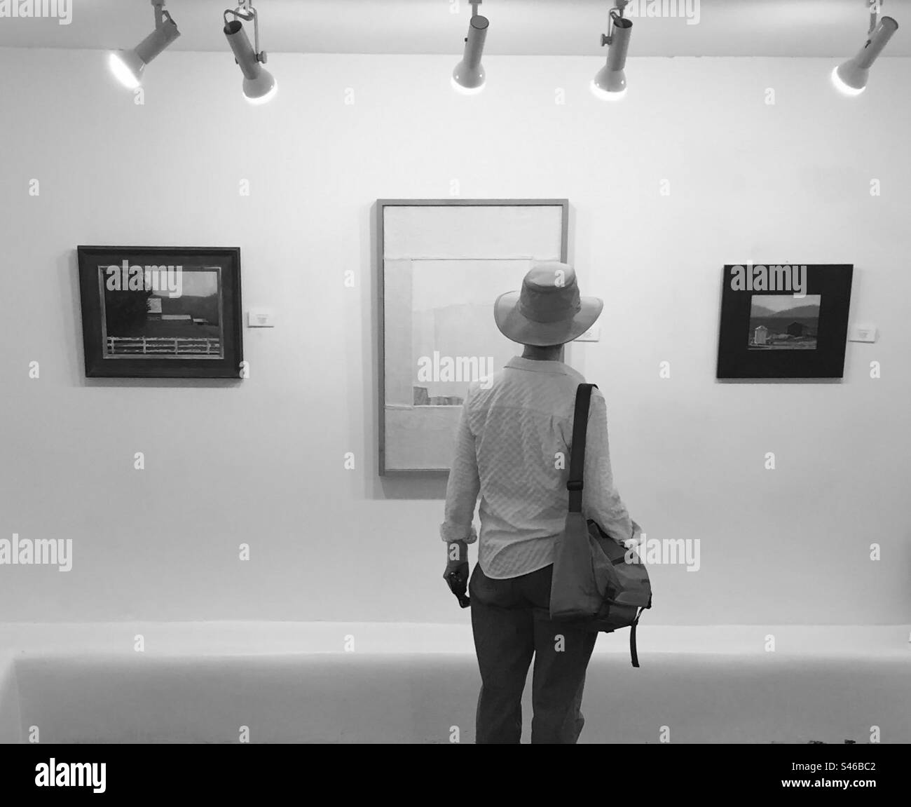 White art gallery walls hi-res stock photography and images - Alamy