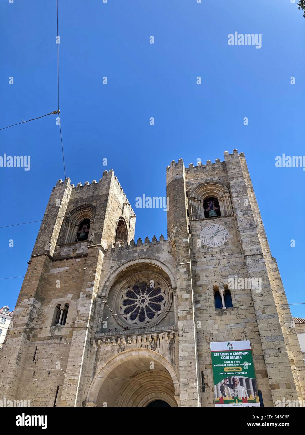 Se de Lisboa ( Cathedral of Saint Mary Major . The oldest church in the city of Lisbon. First built in 1147. Here with a poster about the JMJ  and visit -August 2023-of pope Francis to the city Stock Photo
