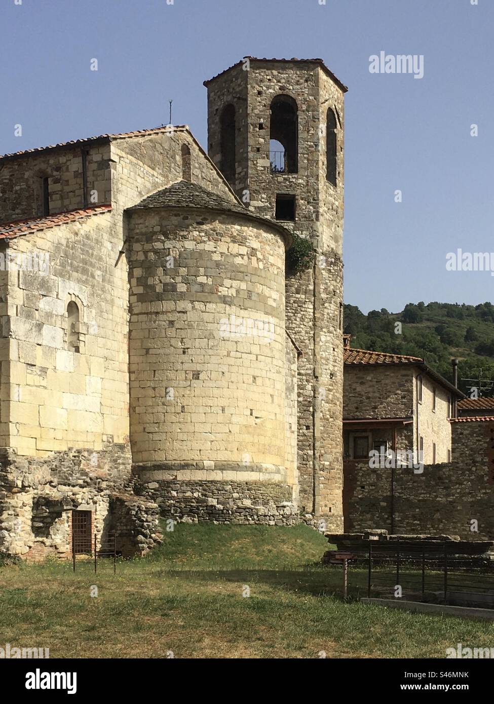 Pieve di Socana, with Etruscan altar. Pieve di Socana e resti di ara etrusca. Undicesimo secolo. Casentino, Tuscany, Italia. 11th century. Stock Photo