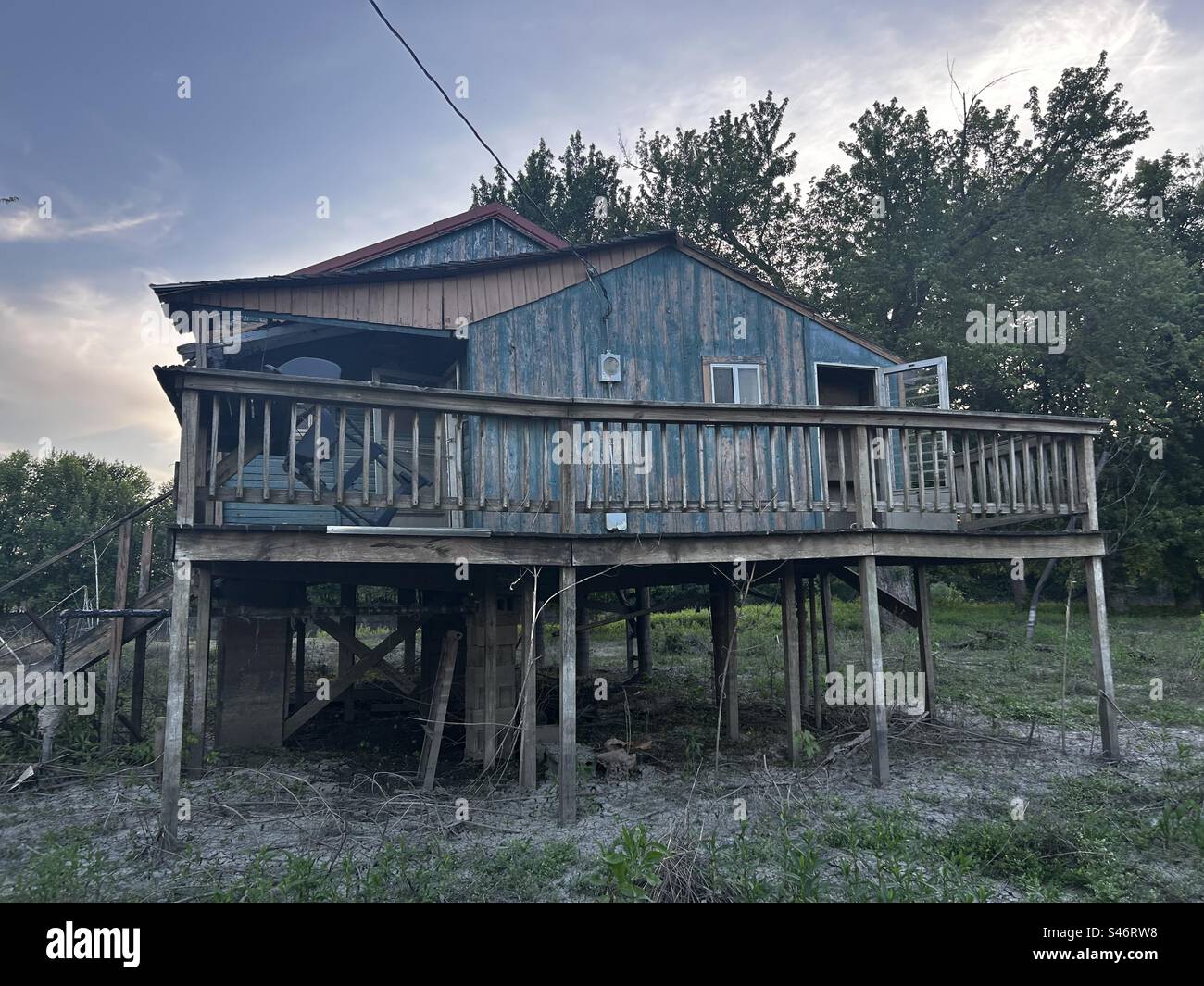 Abandoned Mississippi Riverfront home on Mississippi River bottoms