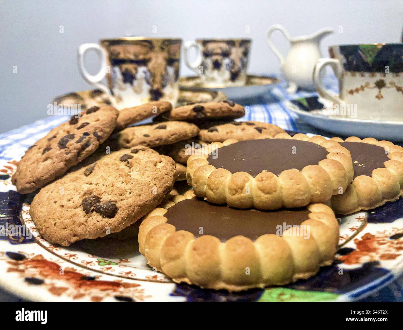 Teacups and biscuits hires stock photography and images Alamy