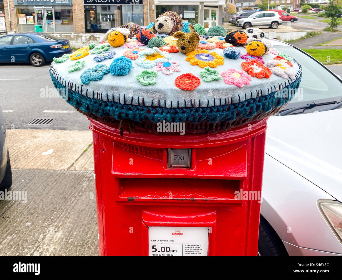 Reading Post Box A red UK postbox with a decorative knitted top in Reading, UK Stock ...