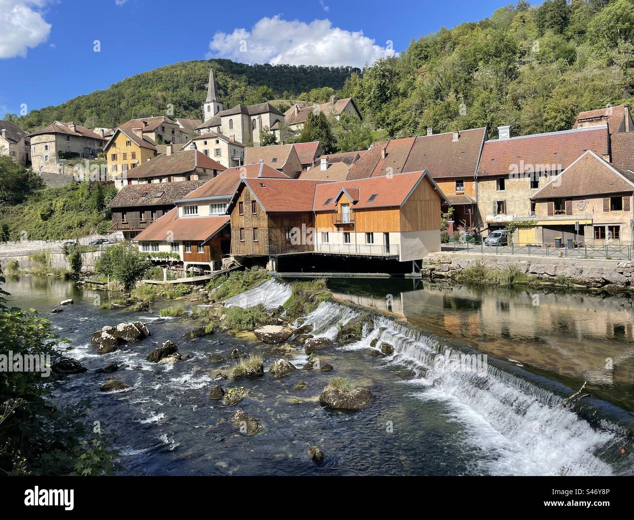 Town Lods on. La Loue einer , Jura, France Stock Photo