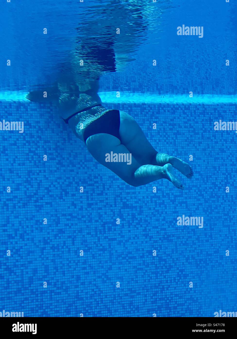Woman swimming in pool underwater hi-res stock photography and images ...