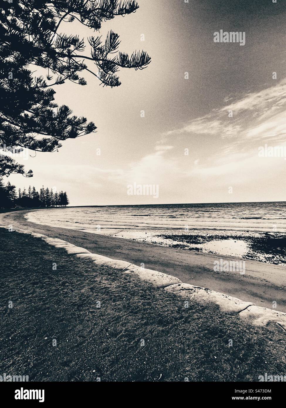Black and white rocky beach hi-res stock photography and images - Alamy