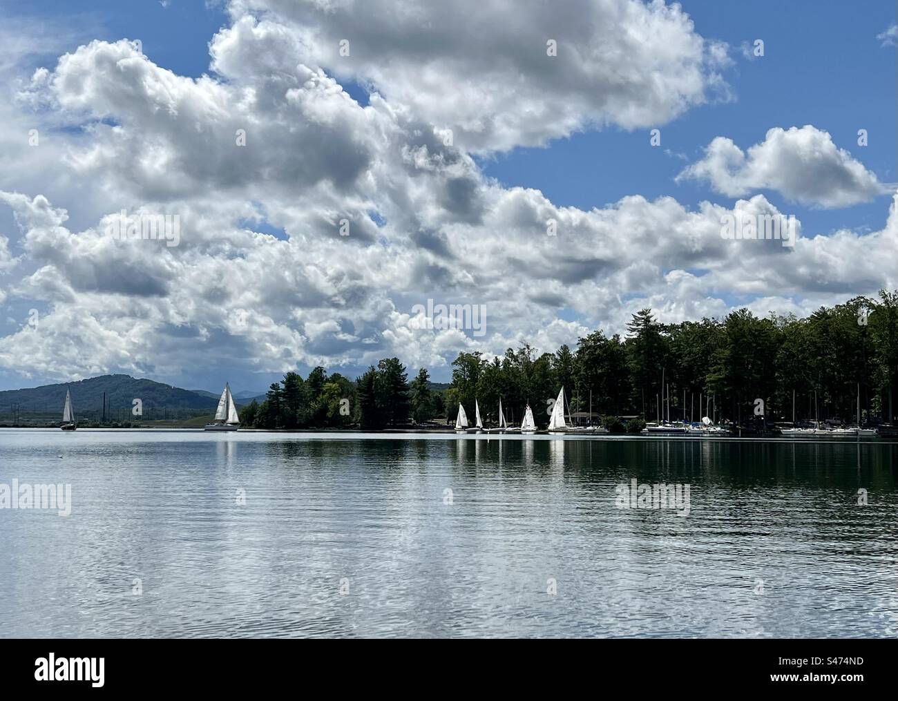 Sailboats on lake Julian with mountain backdrop Stock Photo Alamy