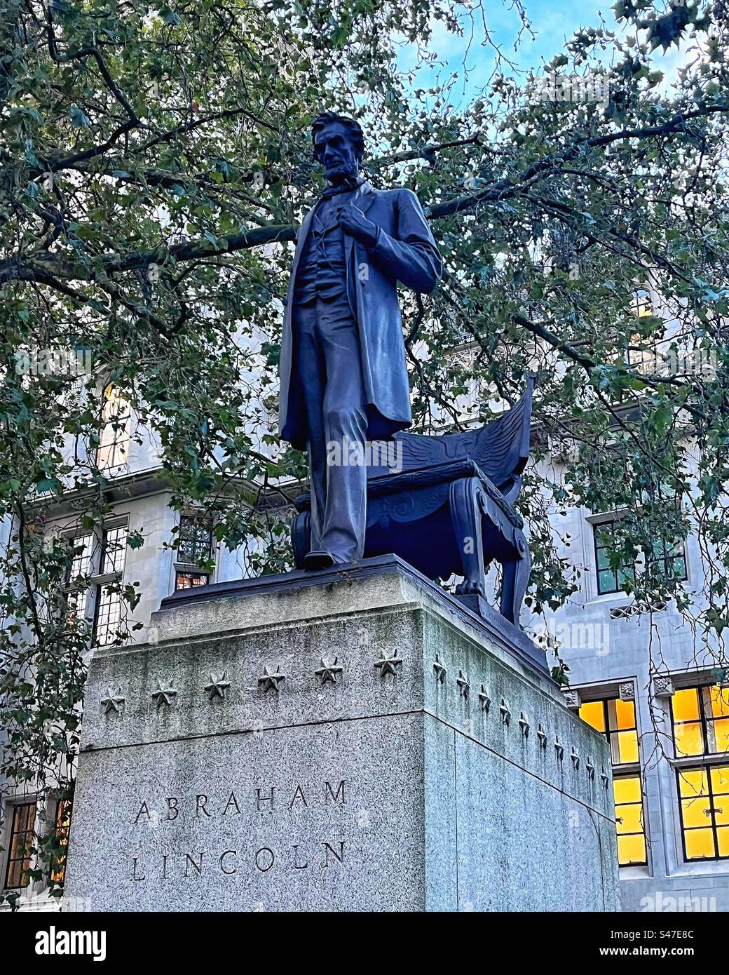 Abraham Lincoln statue, Parliament Square, London. Known as 'Standing Lincoln' by Augustus Saint-Gaudens, it's a full-size replica of his acclaimed original in Chicago's Lincoln Park. - Smartphone Captured Stock Image