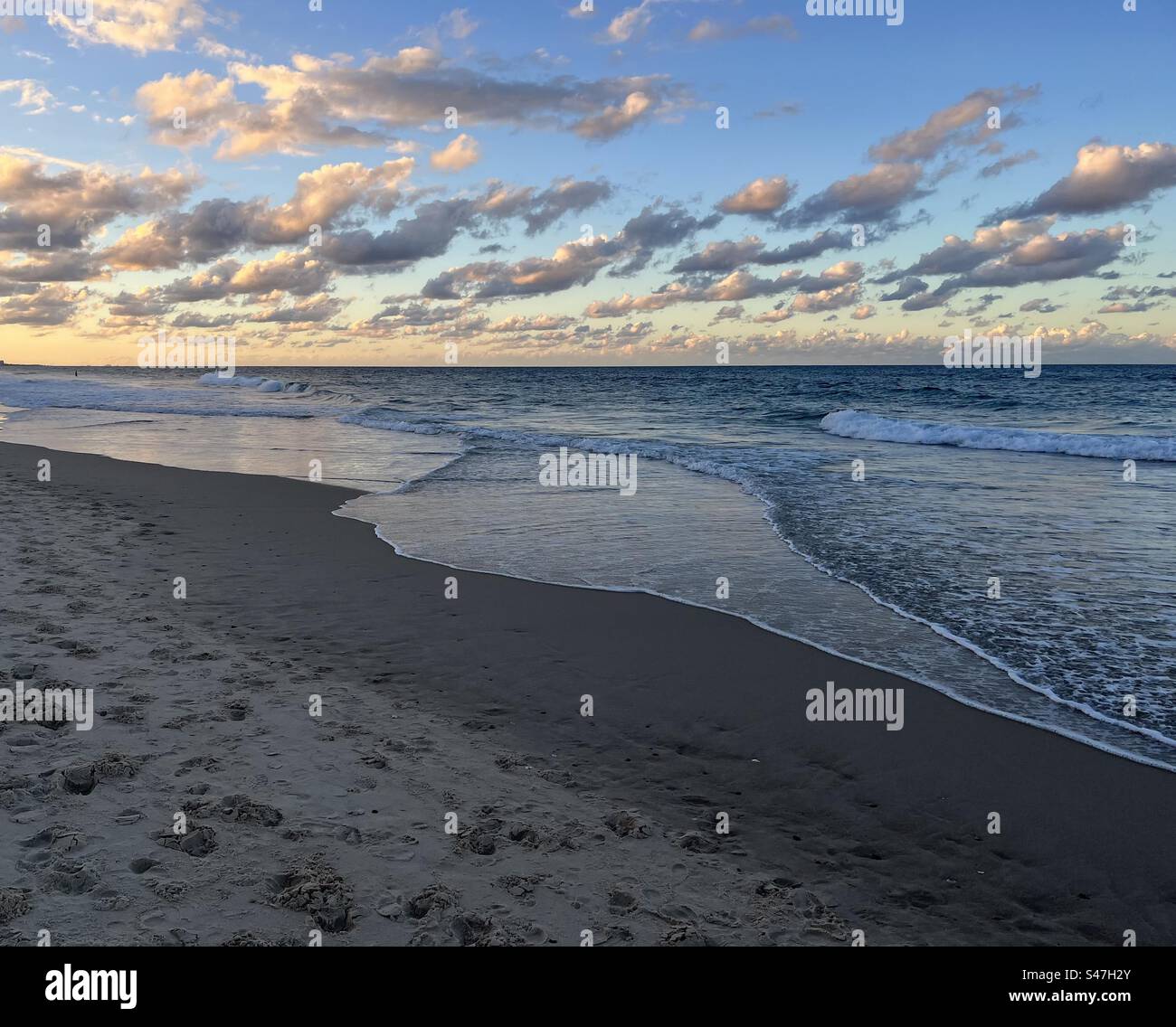 Beach waves sunset hi-res stock photography and images - Alamy
