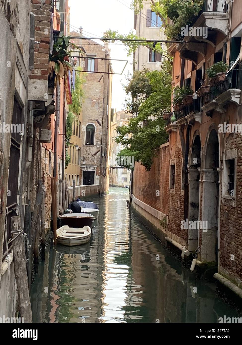 Venice alleyway hi-res stock photography and images - Alamy