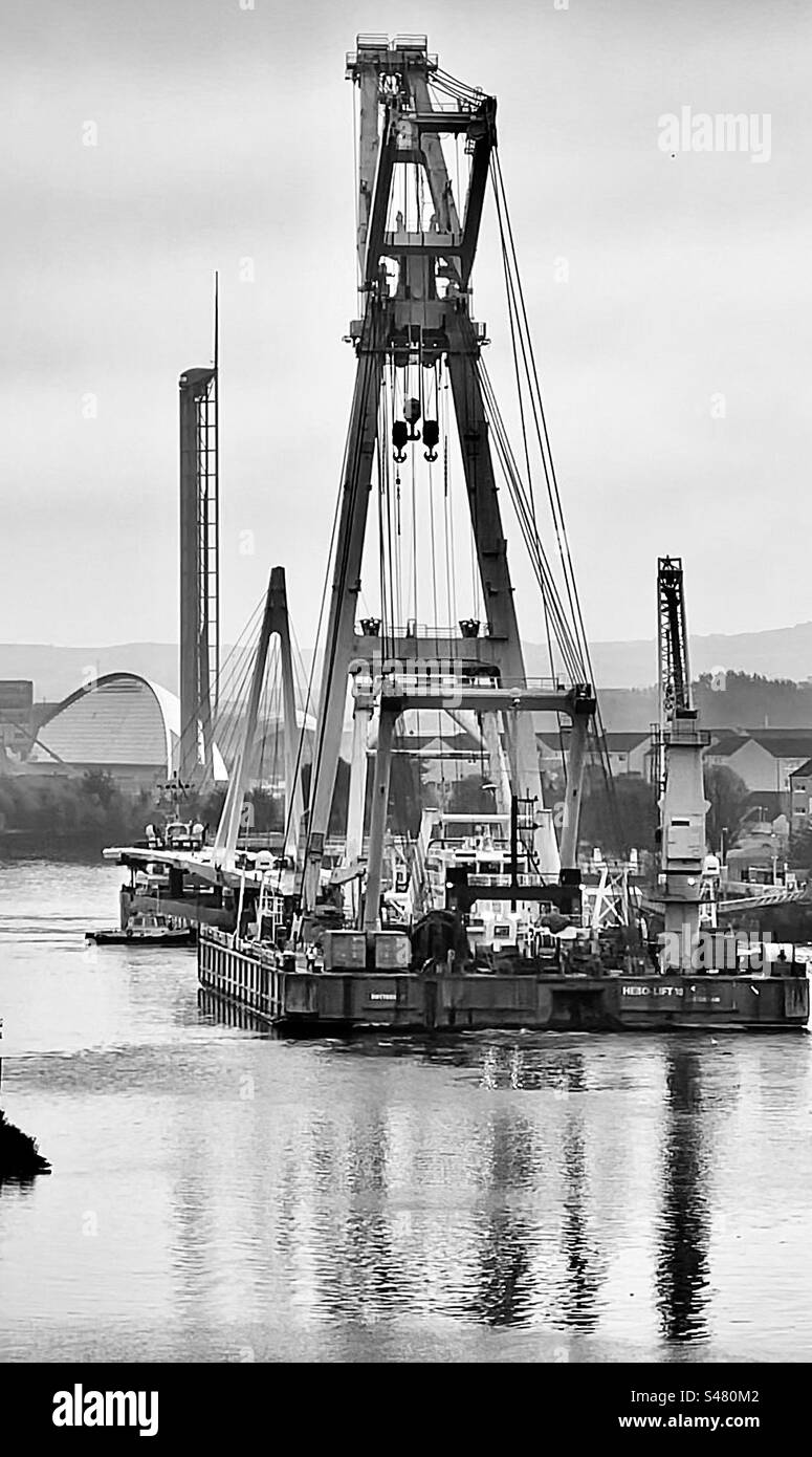 Bridge building. River Clyde Glasgow Stock Photo - Alamy
