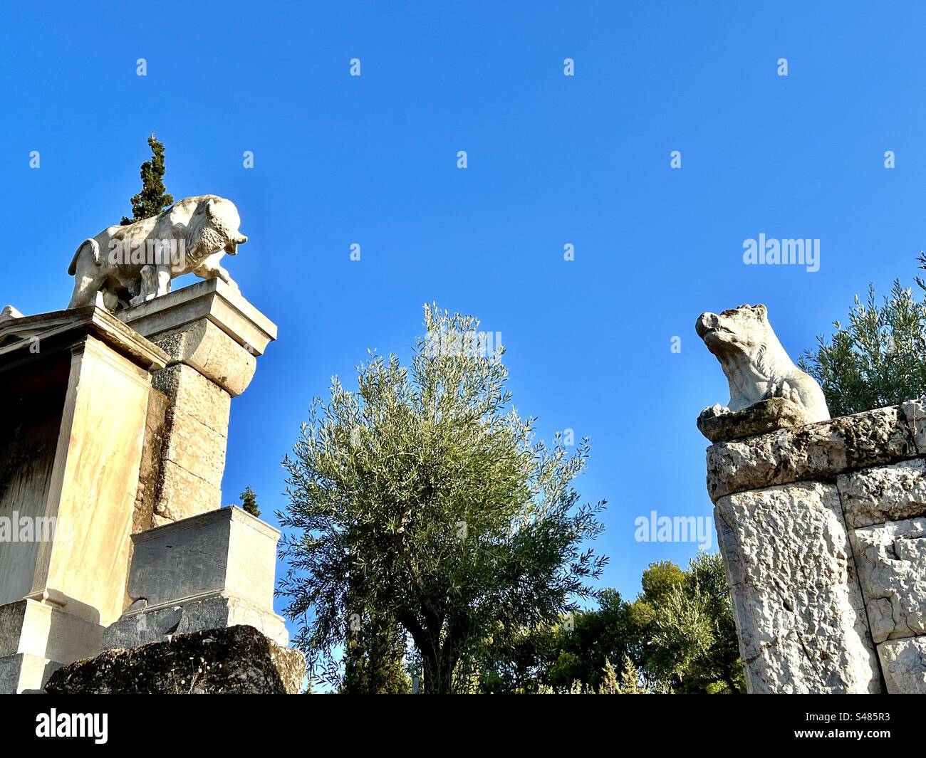 Athens sculptures hi-res stock photography and images - Alamy