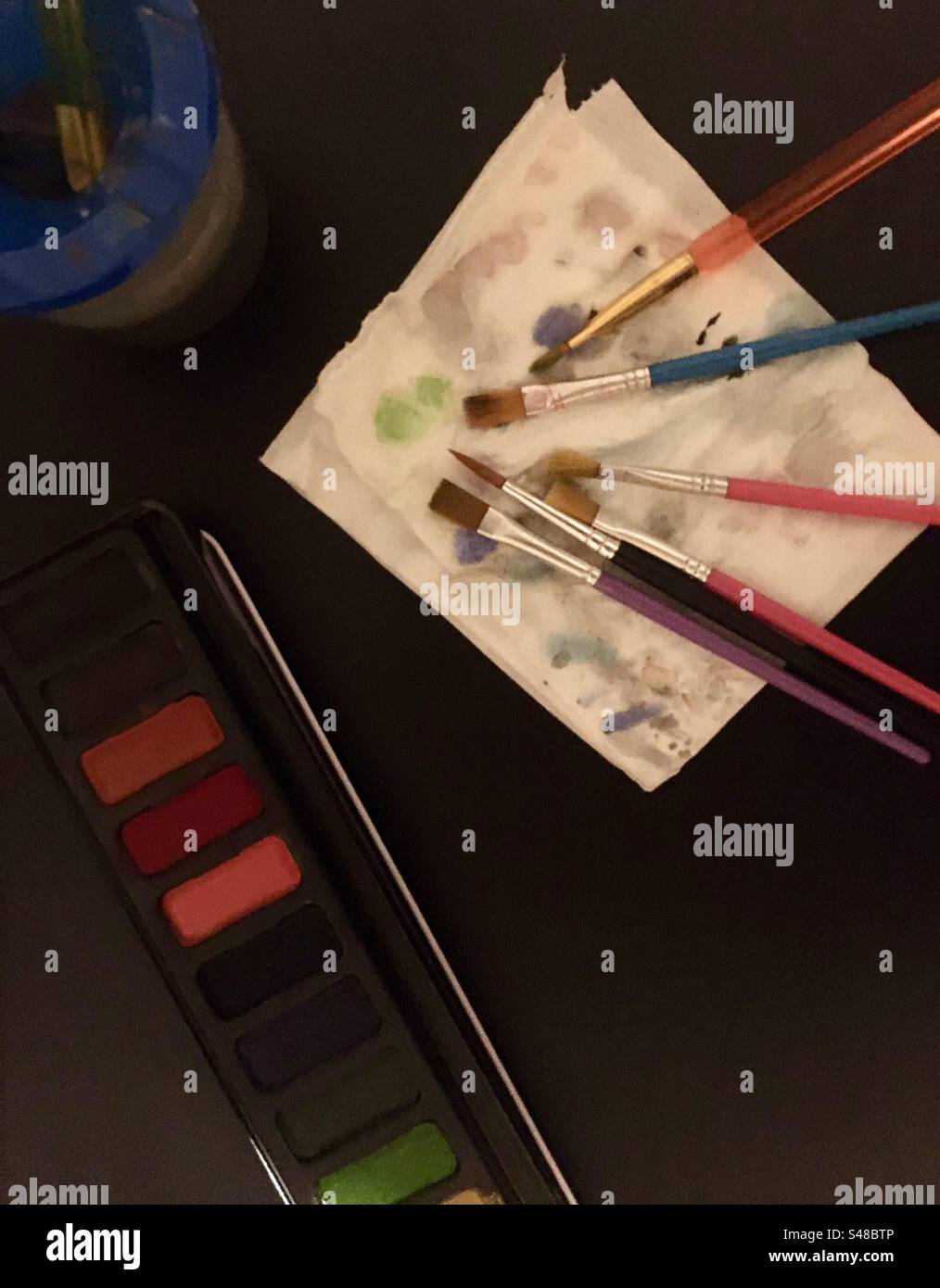 Artists brushes studio palette hi-res stock photography and images - Alamy