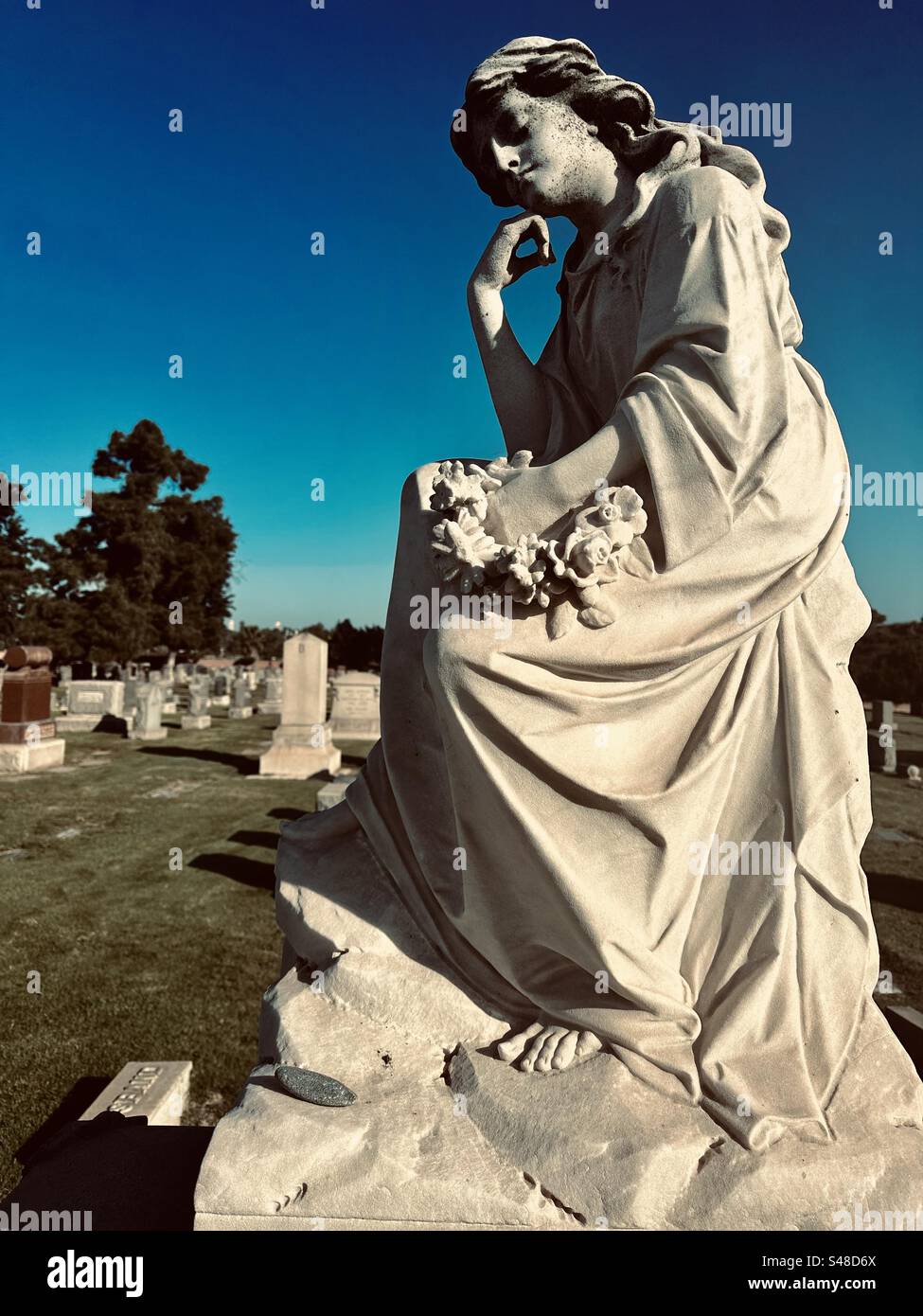 “Angel of Sorrows” at the grave of Civil War physician Albert Rhea, Sunnyside Cemetery, Long Beach, California. Stock Photo