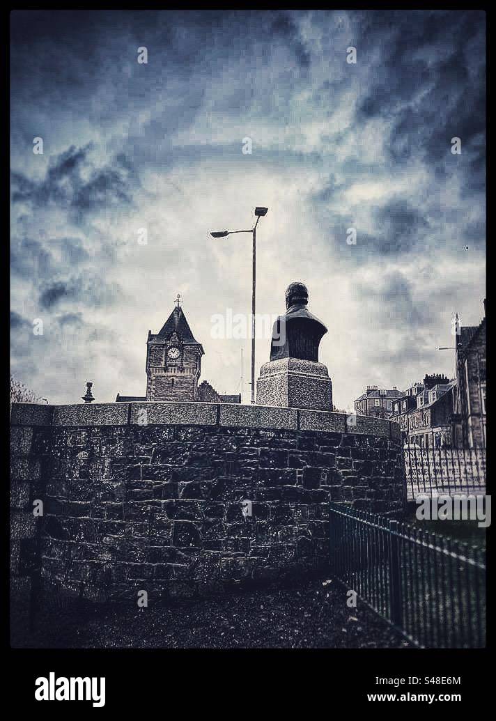 Galashiels war memorial in front of a statue of Walter Scott and a wall. Stock Photo