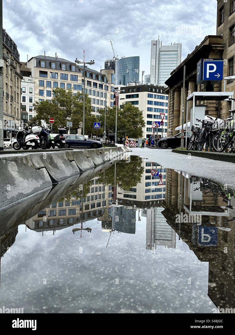 Rainy day cityscape hi-res stock photography and images - Alamy