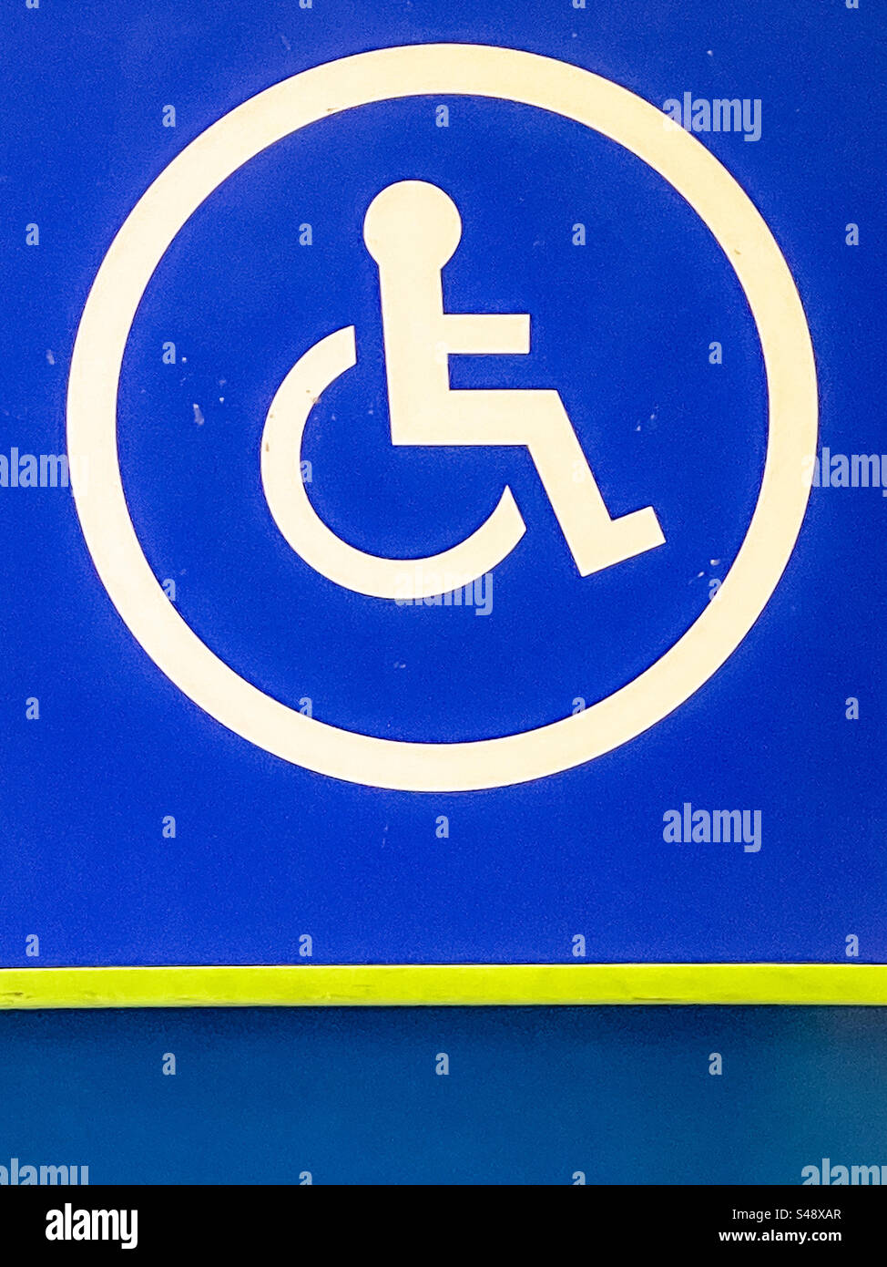 Blue wheelchair sign hi-res stock photography and images - Alamy